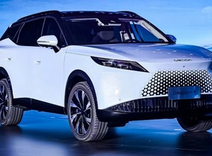 Omoda 7 celuje w Toyotę RAV4 i... graczy. Chce skusić klientów nie tylko niską ceną