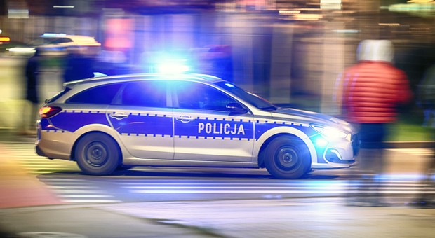 Pomyłka policji na autostradzie A4. Wybito szyby i wywleczono niewinnych pasażerów z auta