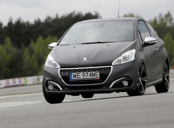 Peugeot 208 GTi - moc aż go rozsadza!