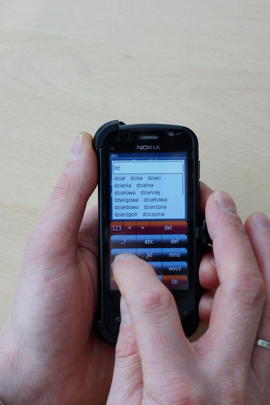 Nawigacja w telefonie? Sprawdziliśmy, która jest najlepsza