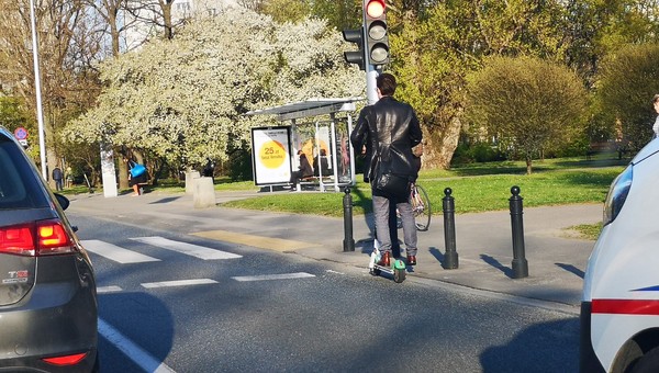 Hulajnogą elektryczną jak rowerem, wyjątkowo także po jezdni – jest projekt ustawy