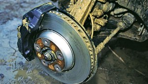 Dlaczego auto źle hamuje? Podpowiadamy jak naprawić hamulce