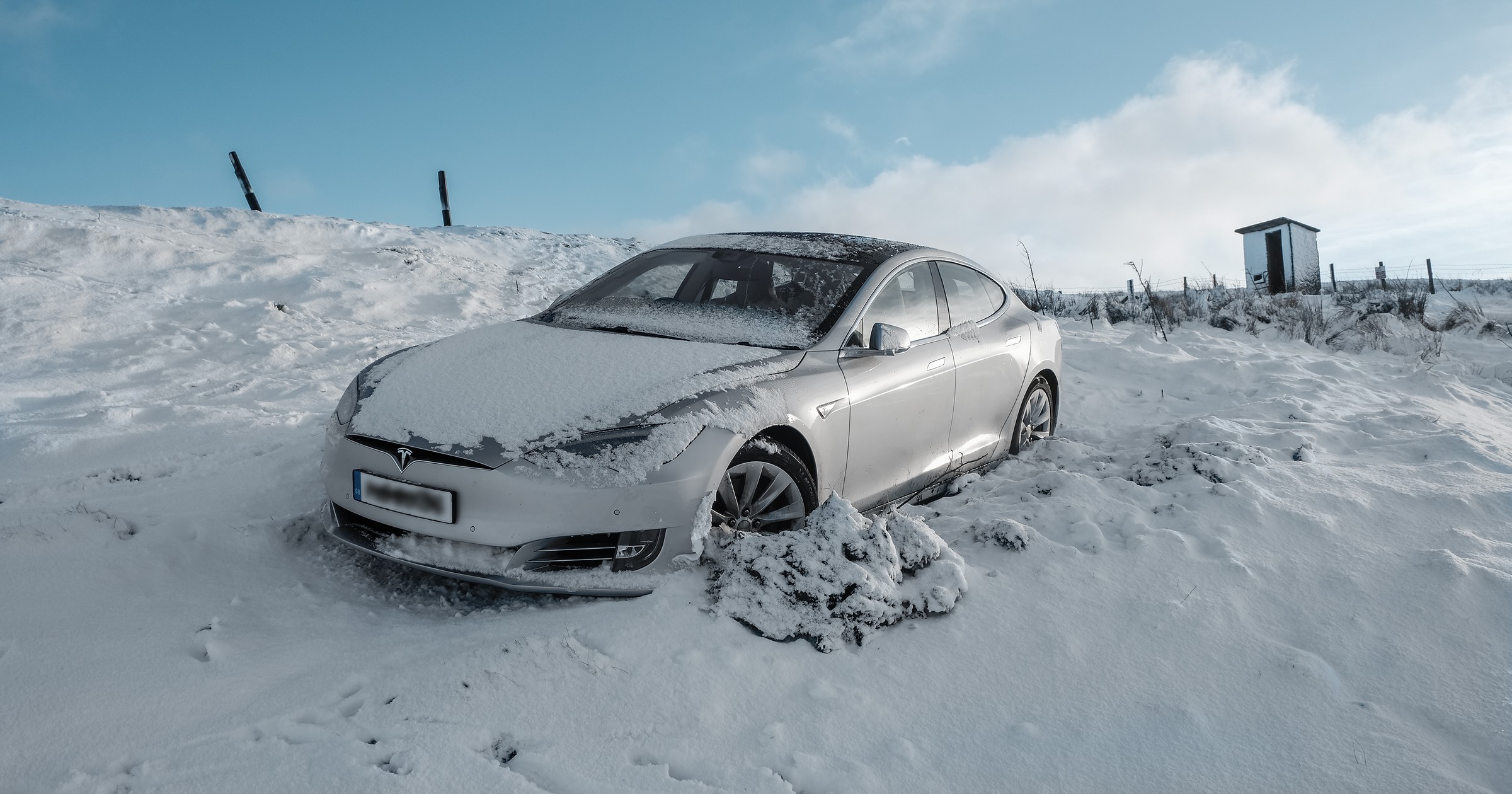 Utknąć w zaspie to nic przyjemnego – czy to w aucie elektrycznym, czy w spalinowym, Wyjaśniamy, w którym dłużej posiedzimy w cieple. 
