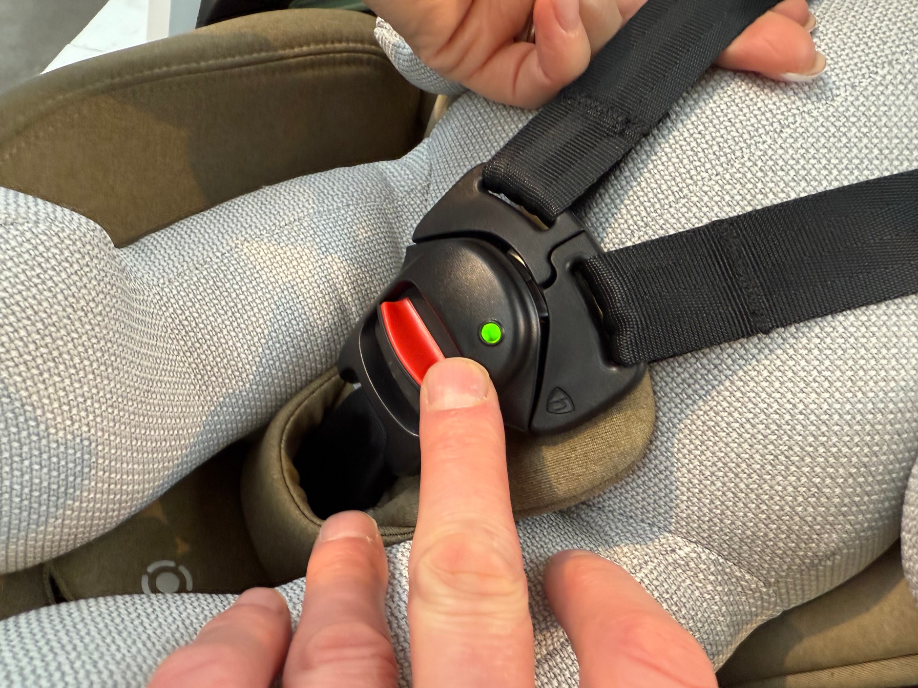 Wskaźnik dociągnięcia pasa bezpieczeństwa w foteliku dla niemowląt