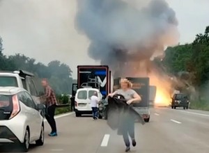 Eksplozje na autostradzie w Niemczech. Pasażerowie musieli uciekać z samochodów [WIDEO]