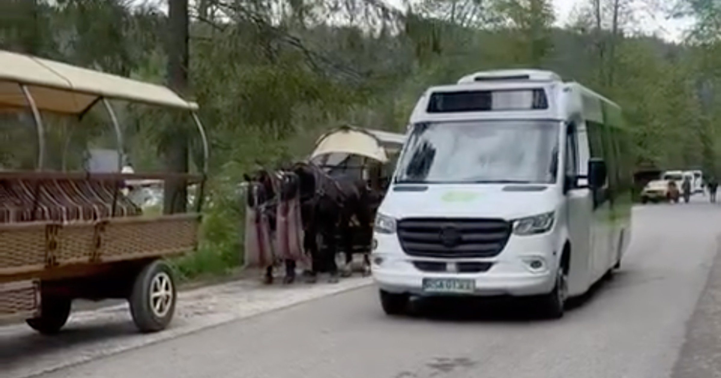 Elektryczny bus na razie jest w fazie testów. Być może tego typu pojazd stanie się środkiem transportu dla osób zmierzających do Morskiego Oka