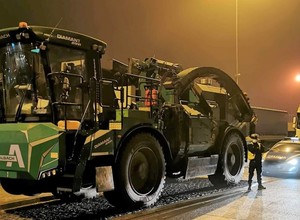 32-tonowy kombajn leśny jechał autostradą A1. Nie był zarejestrowany