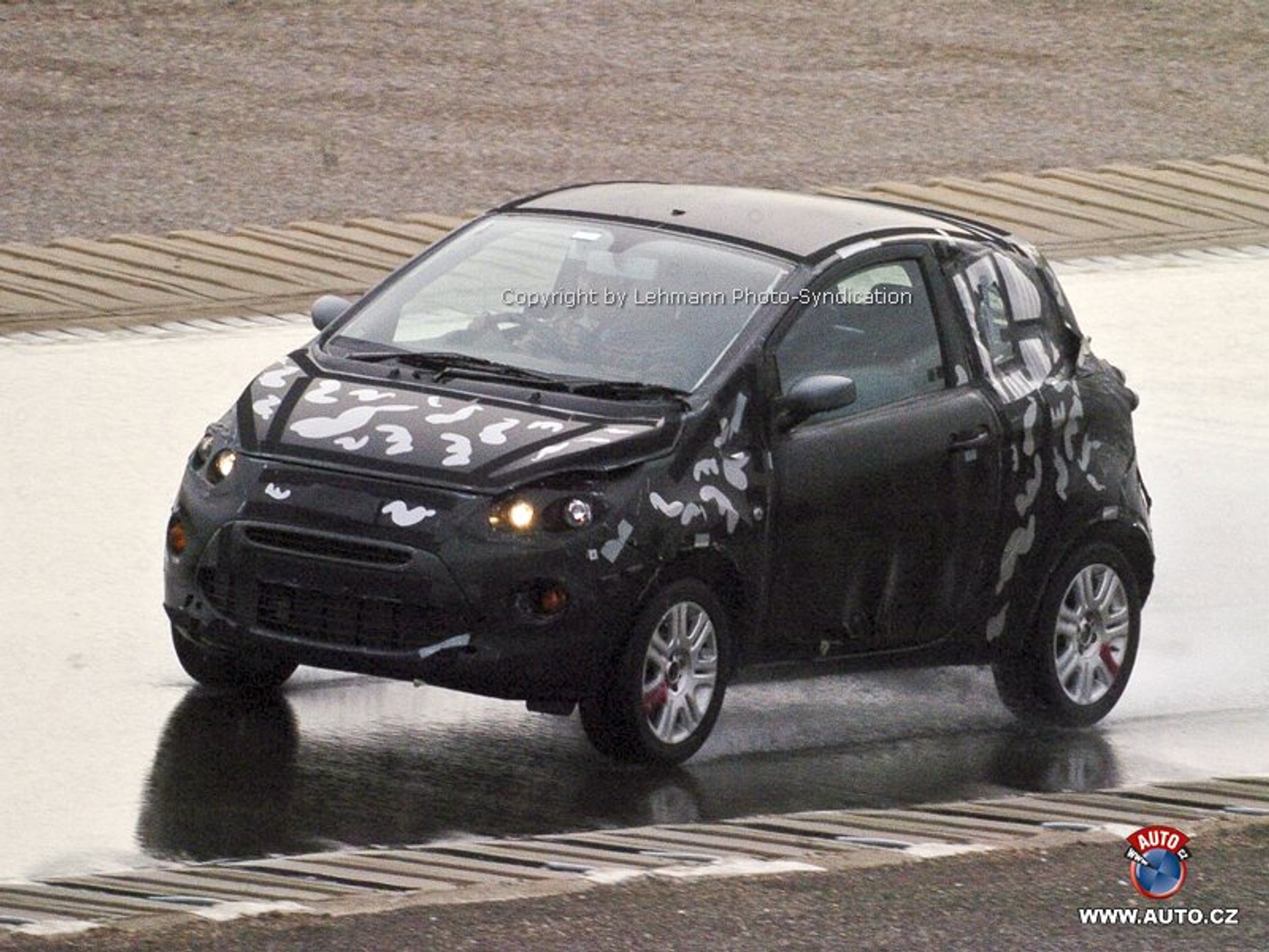 Zdjęcia szpiegowskie: mały Ford odrzuca KAmuflaż