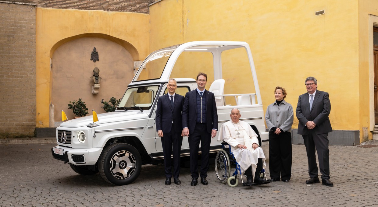 Papież będzie jeździł Klasą G. Mercedes stworzył specjalne "papamobile"