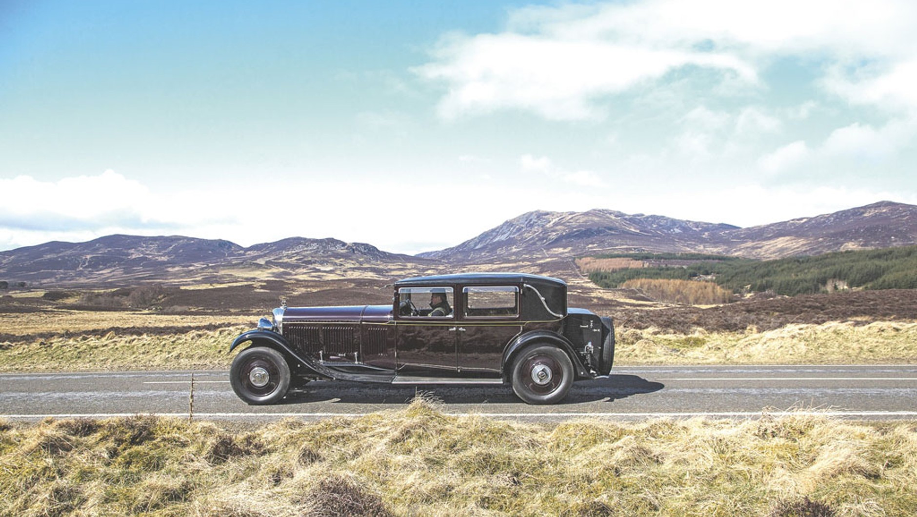 Jedzie król: 85 lat temu Bentley 8 Litre był największym brytyjskim samochodem – rozstaw osi mierzył aż 4 m. Niezależnie od karoserii (zamawianej wówczas w osobnych firmach) Bentley gwarantował prędkość maksymalną 160 km/h