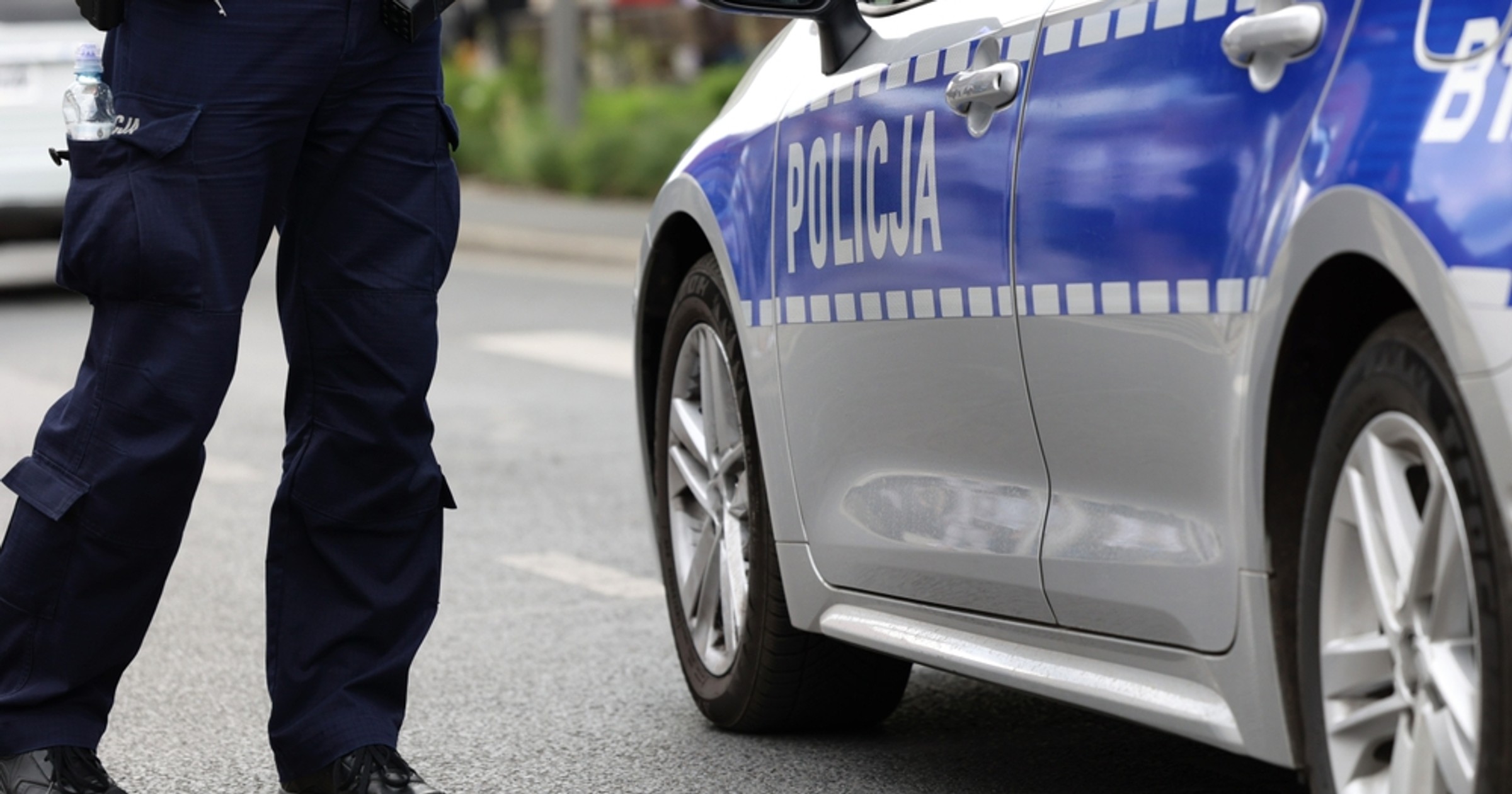 Policjant i jego radiowóz