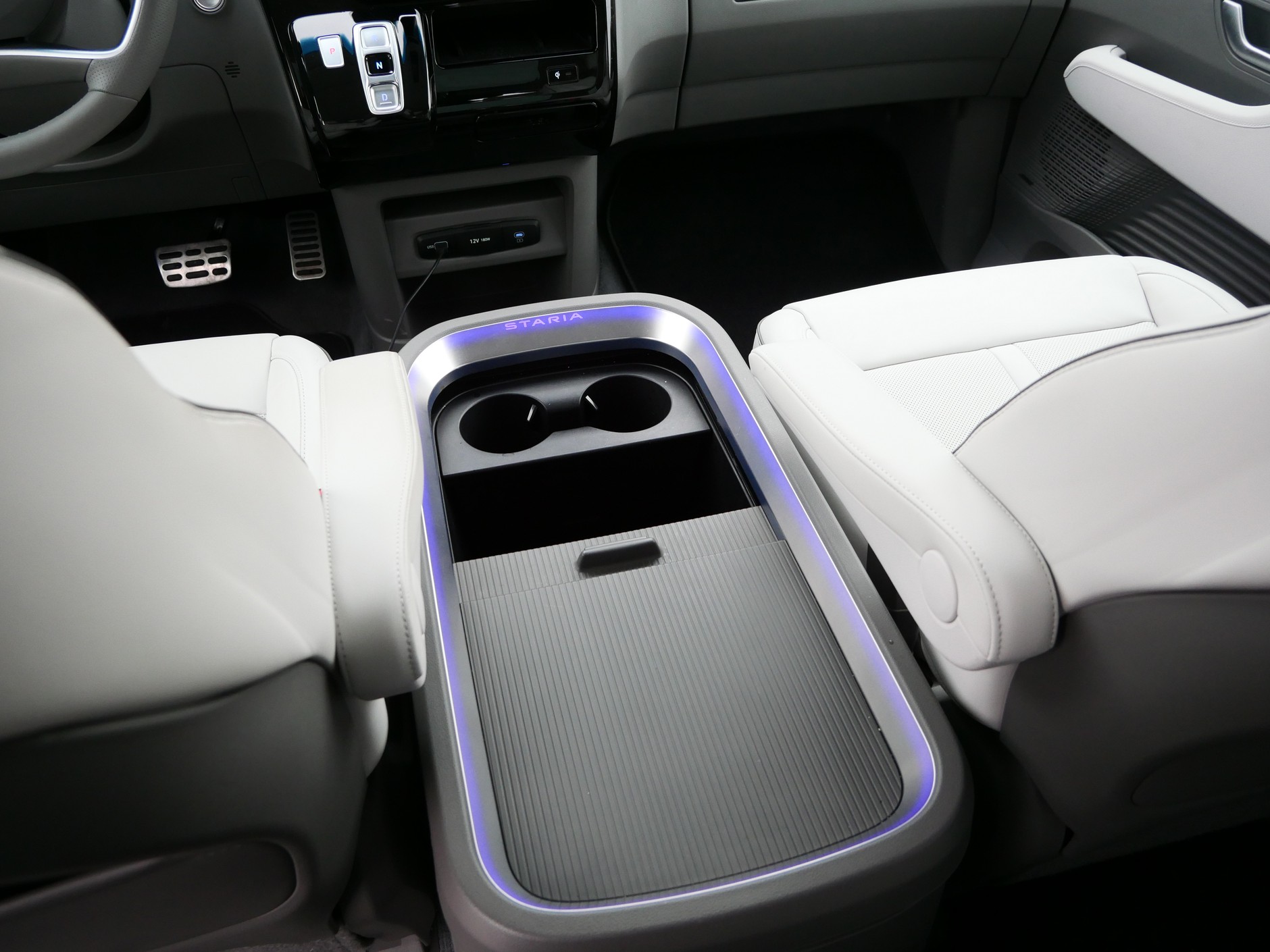 Hyundai Staria 1.6 T-GDi HEV (225 KM) Luxury