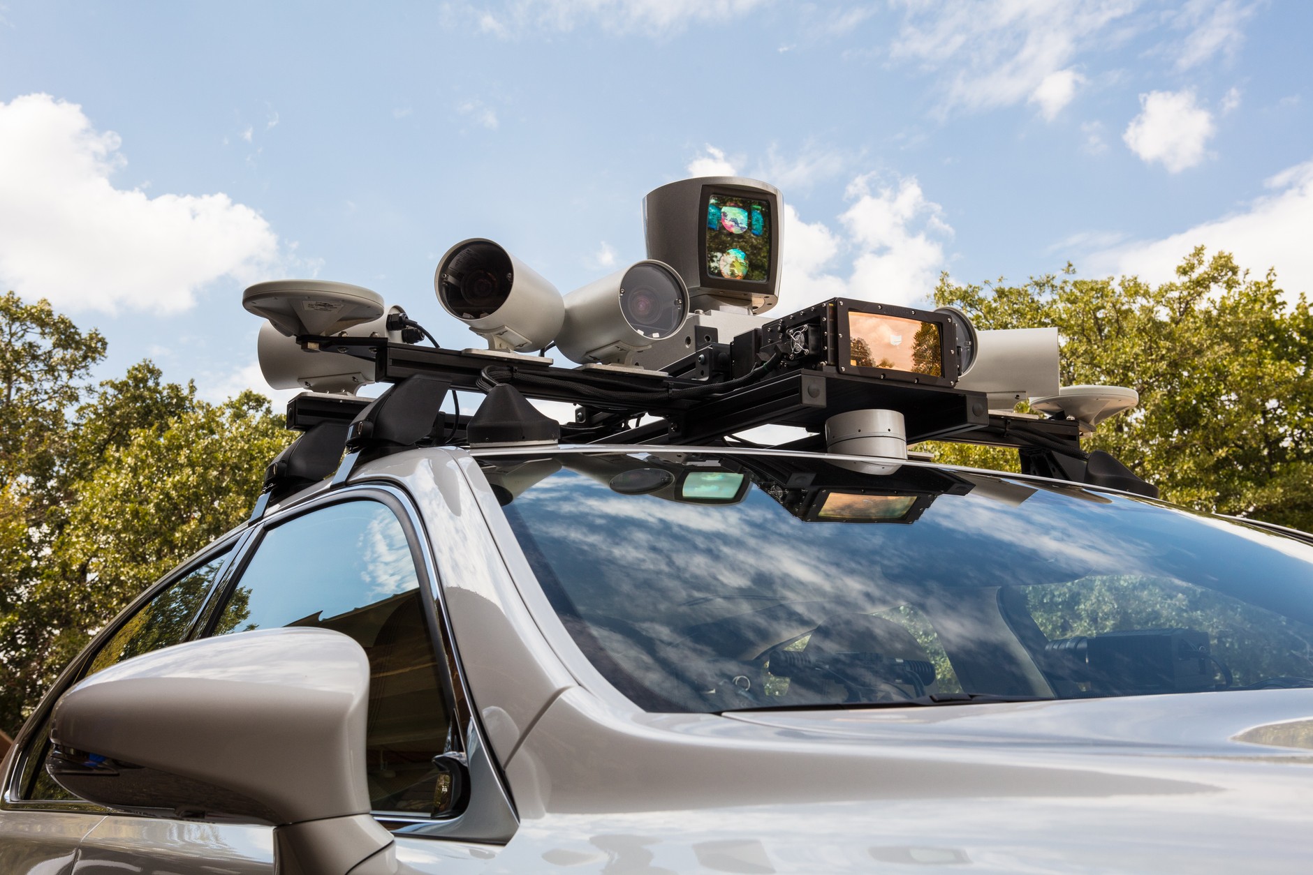 Zestaw kamer oraz głowica laserowa (Lidar) na dachu Lexusa LS 600 h