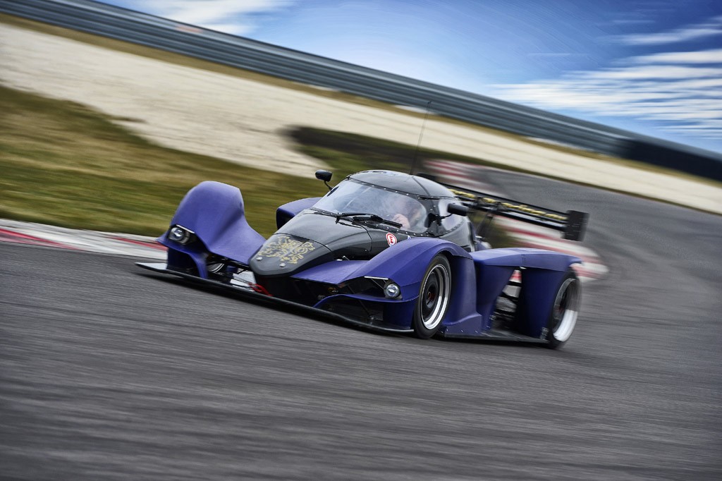 Praga R1 w starciu z Audi R8: diabeł jeździ sobie Pragą