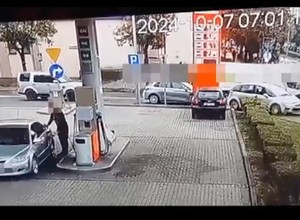 Kierowca dostawczaka chciał ominąć korek. Pogrążyło go nagranie ze stacji paliw
