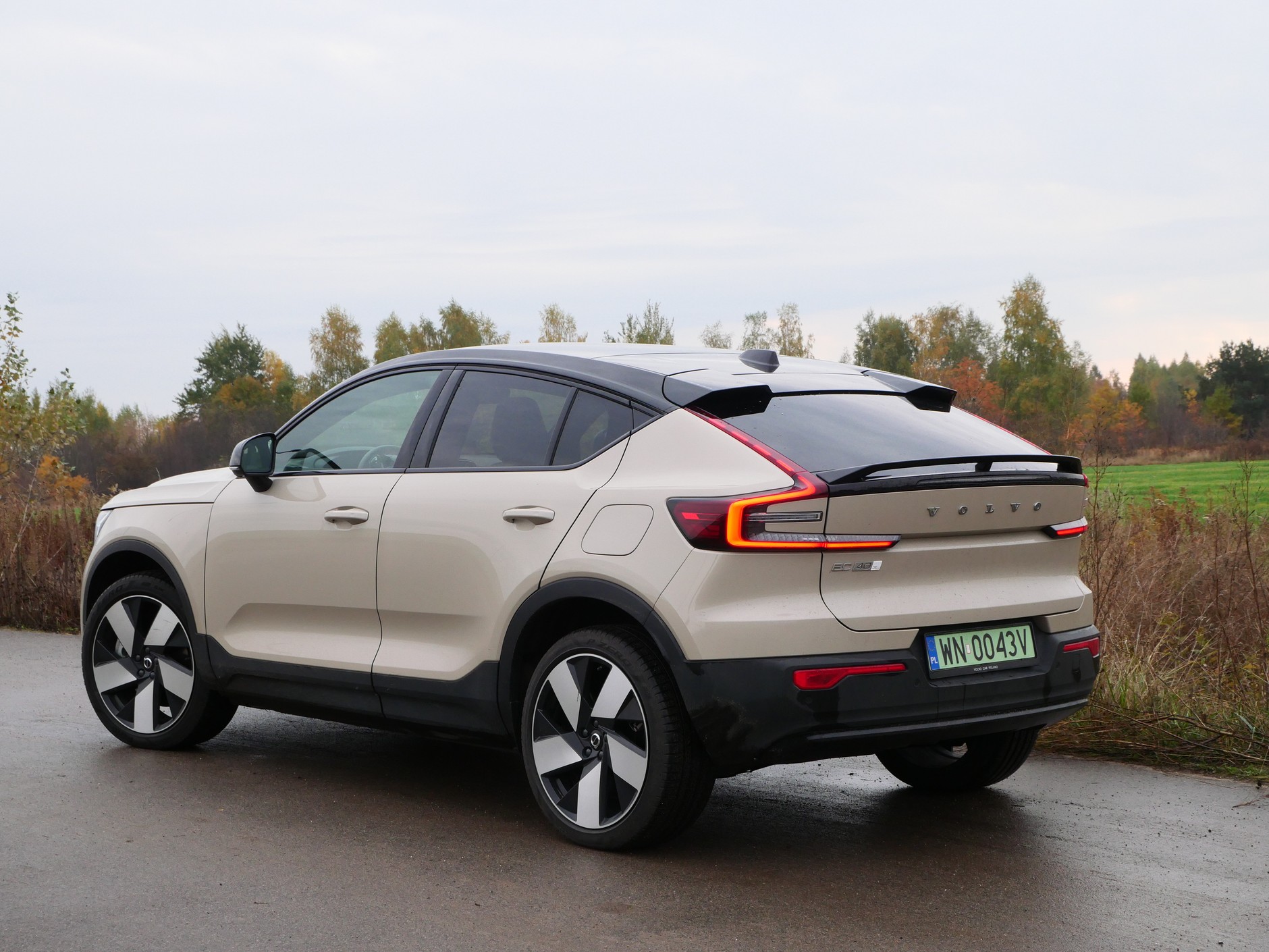 Volvo EC40: malutki znaczek po lewej stroni tylnej klapy to jedyne ostrzeżenie, że mamy do czynienia z potworem.