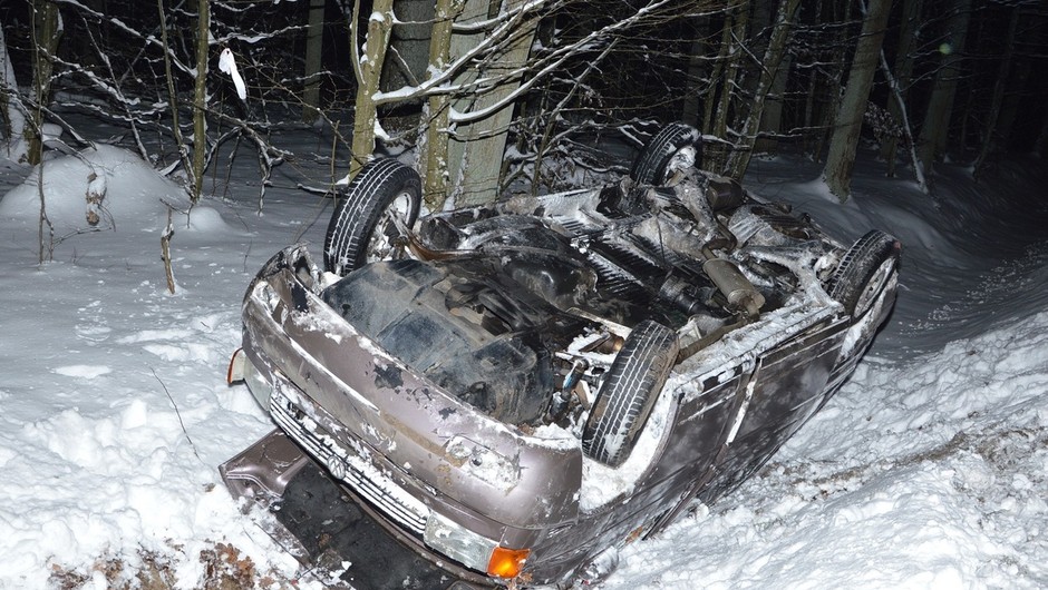 Wypadek na drodze wojewódzkiej W-813. Kierowca stracił panowanie nad pojazdem