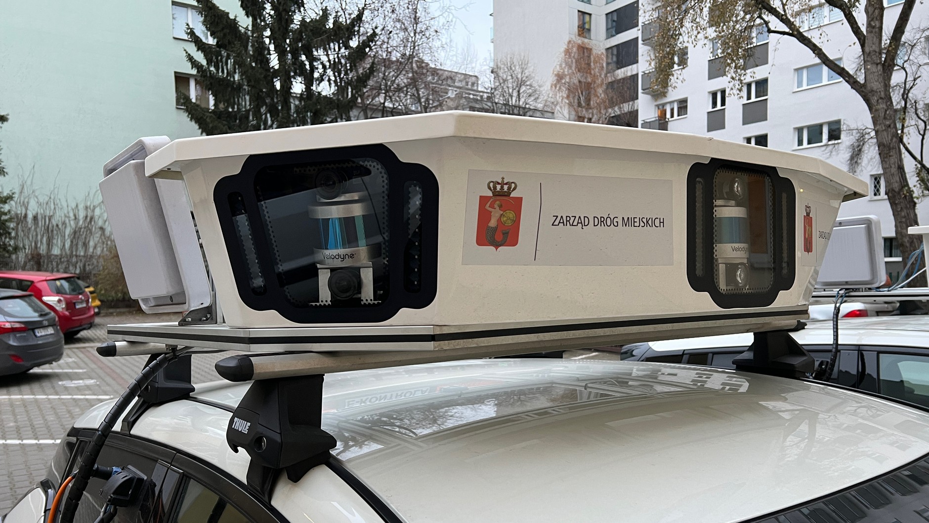 W Warszawie ulice stołecznej strefy płatnego parkowania patroluje dziewięć elektrycznych Nissanów Leafów