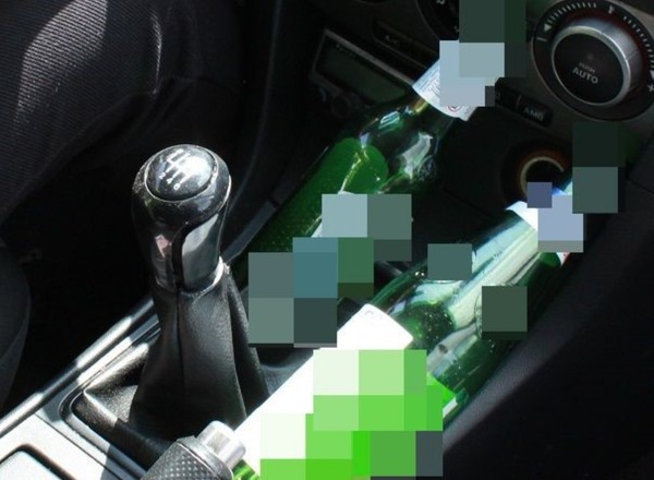 Auto zatrzymało się na środku skrzyżowania. Gdy policjant zajrzał do środka, zobaczył przerażone dzieci
