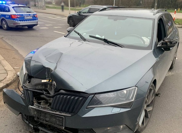 Latarnia mu stanęła na drodze. Policja odebrała dość nowe auto