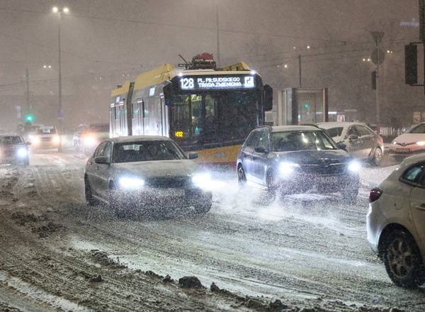 Trudne warunki na drogach w całej Polsce. Sześć rad, jak jeździć po śliskim