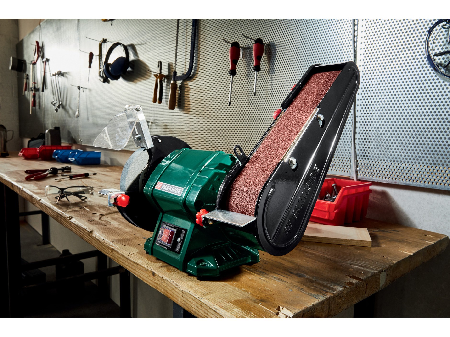 Narzędzia z LIdla: szlifierka stołowa. Za niecałe 150 zł dostajemy narzędzie stacjonarne do obróbki drewna, metalu i innych materiałów.