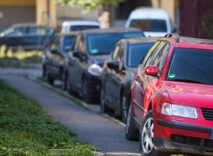 Chodnik tylko dla pieszych. Parkowanie... po staremu