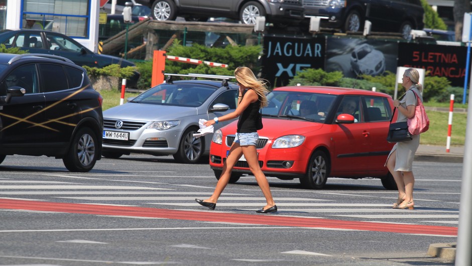 Pieszy na przejściu ma zachować szczególną ostrożność – za rozmowę przez telefon można dostać mandat