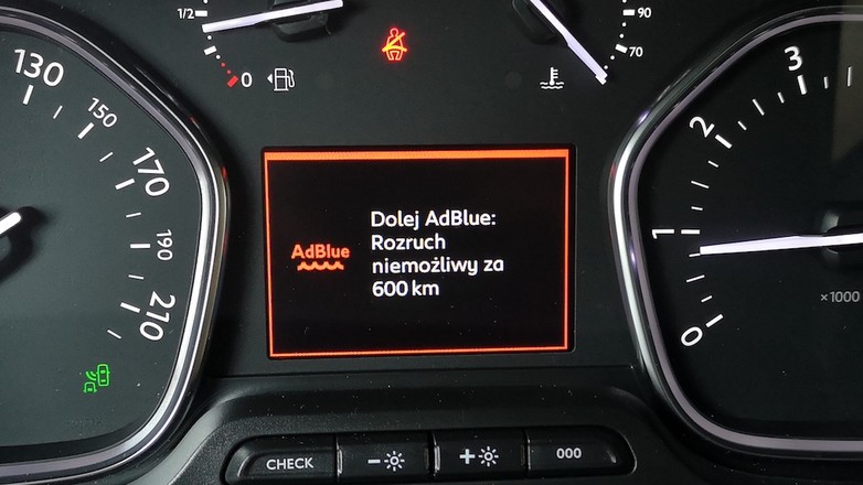 Im zbiornik na AdBlue bardziej pusty, tym komunikaty ostrzegawcze pojawiają się częściej i są bardziej „krzyczące”