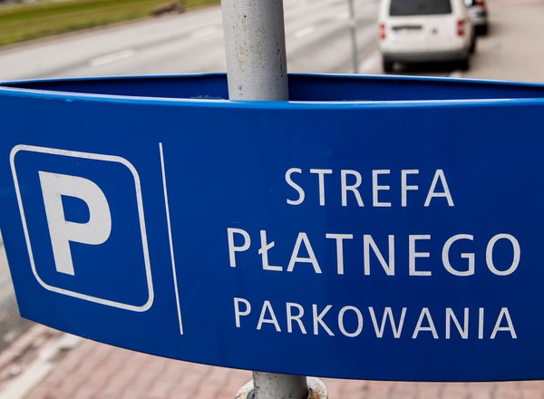 Od stycznia 2023 r. Warszawa poszerza strefę płatnego parkowania. Czy faktycznie chce pomóc mieszkańcom?