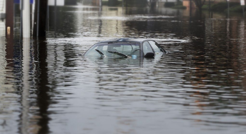 Całkowicie zalany samochód