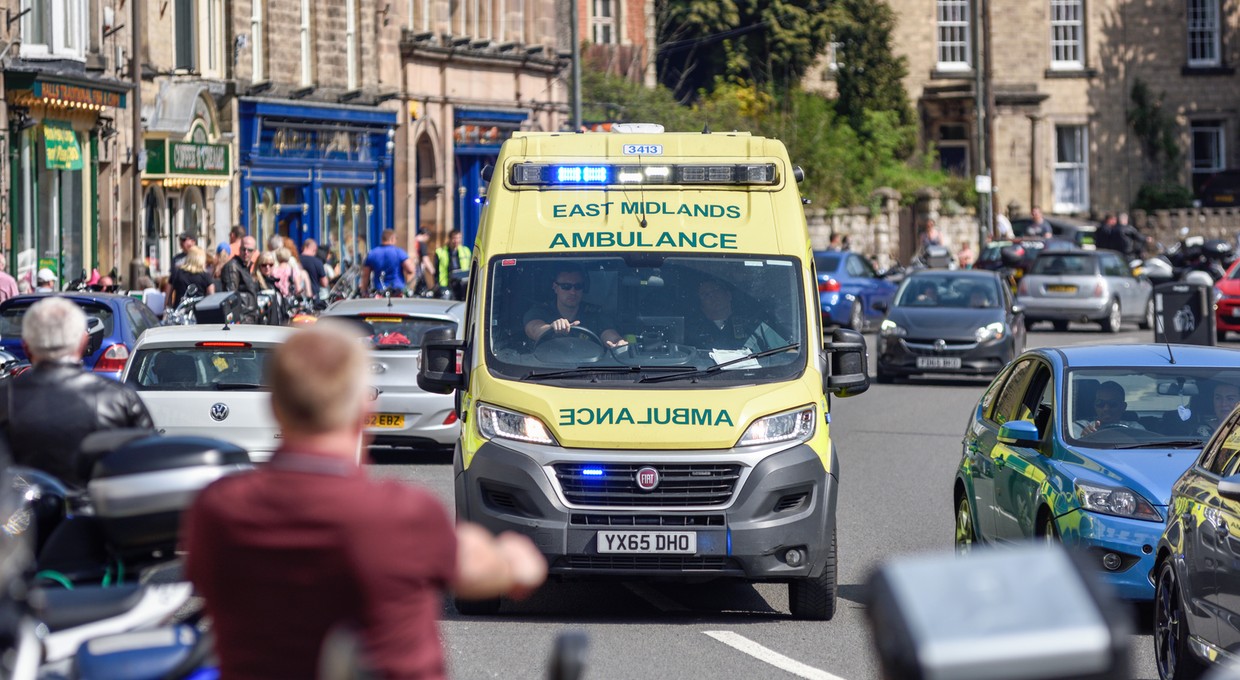 Nowe przepisy parkowania w Wielkiej Brytanii. Prawie 500 zł za złamanie zasady 1,5 m
