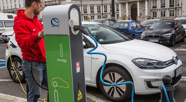 Polacy są gotowi kupować używane auta elektryczne. Wiemy, ile chcą za nie zapłacić