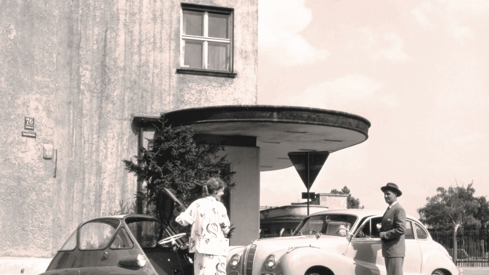 W 1955 r. gama BMW składała się tylko z dwóch samochodów: mikroauta Isetta (po lewej) i luksusowego 501/502.