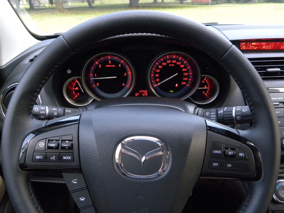 Mazda 6: czy jeździ tak dobrze, jak wygląda?