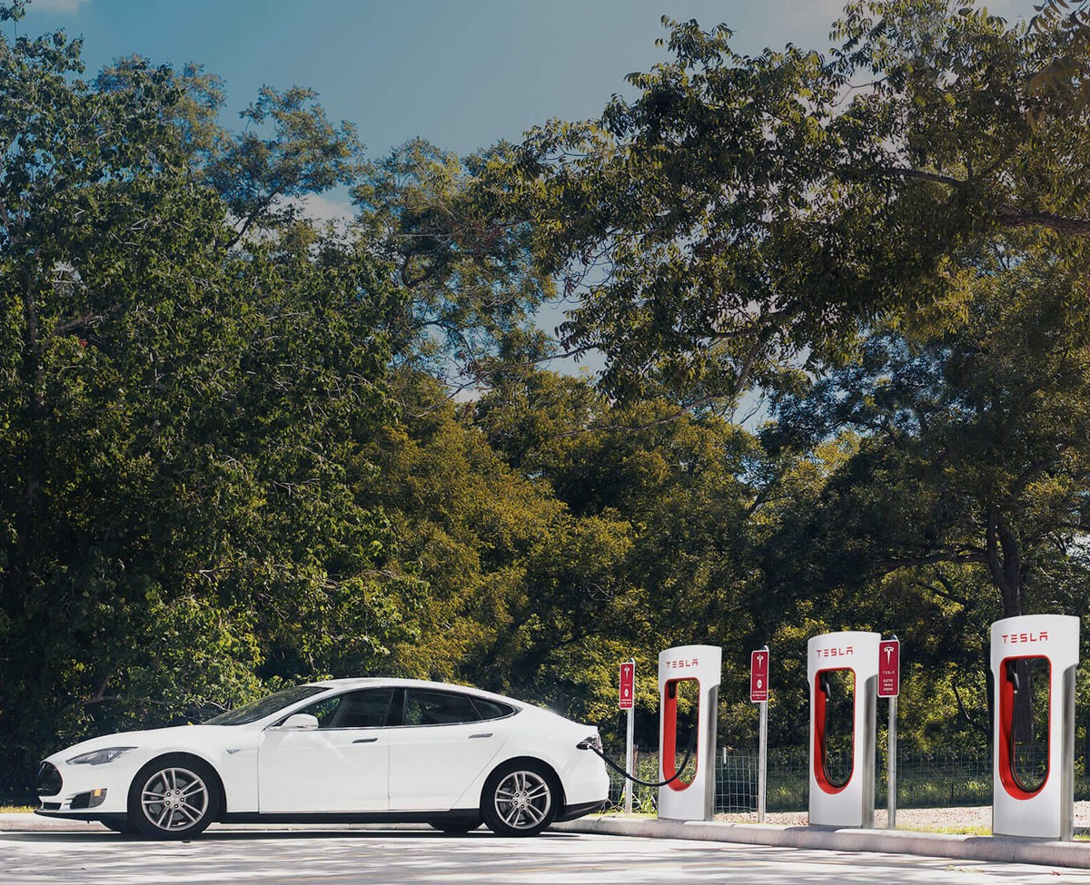 Niektóre, starsze Tesle wciąż mogą za darmo korzystać z ładowania na Superchargerach Tesli. Właściciele nowszych Tesli i tak nie mają powodów do narzekania, prąd na szybkich ładowarkach tej firmy nie jest przesadnie drogi