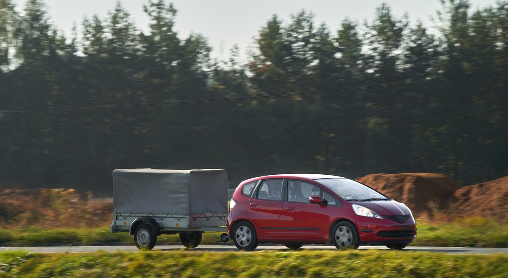 Ograniczenia prędkości przy jeździe autem z przyczepą