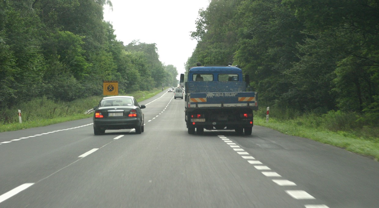 Czy trzeba trzymać włączony kierunkowskaz podczas całego manewru wyprzedzania? Wyjaśniamy przepisy
