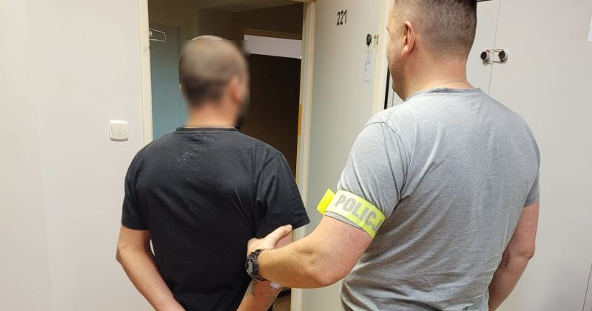 19-latek uderzył w zaparkowane samochody i uciekł