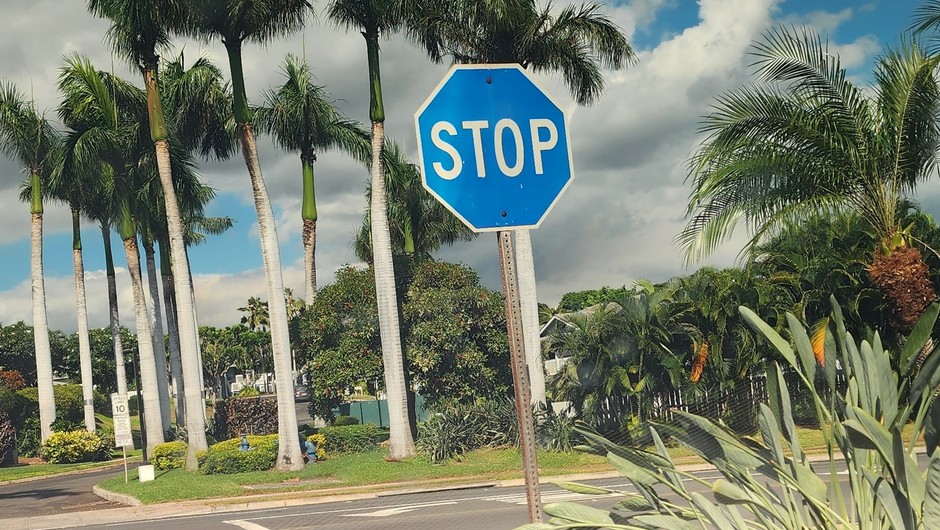 Niebieski znak STOP