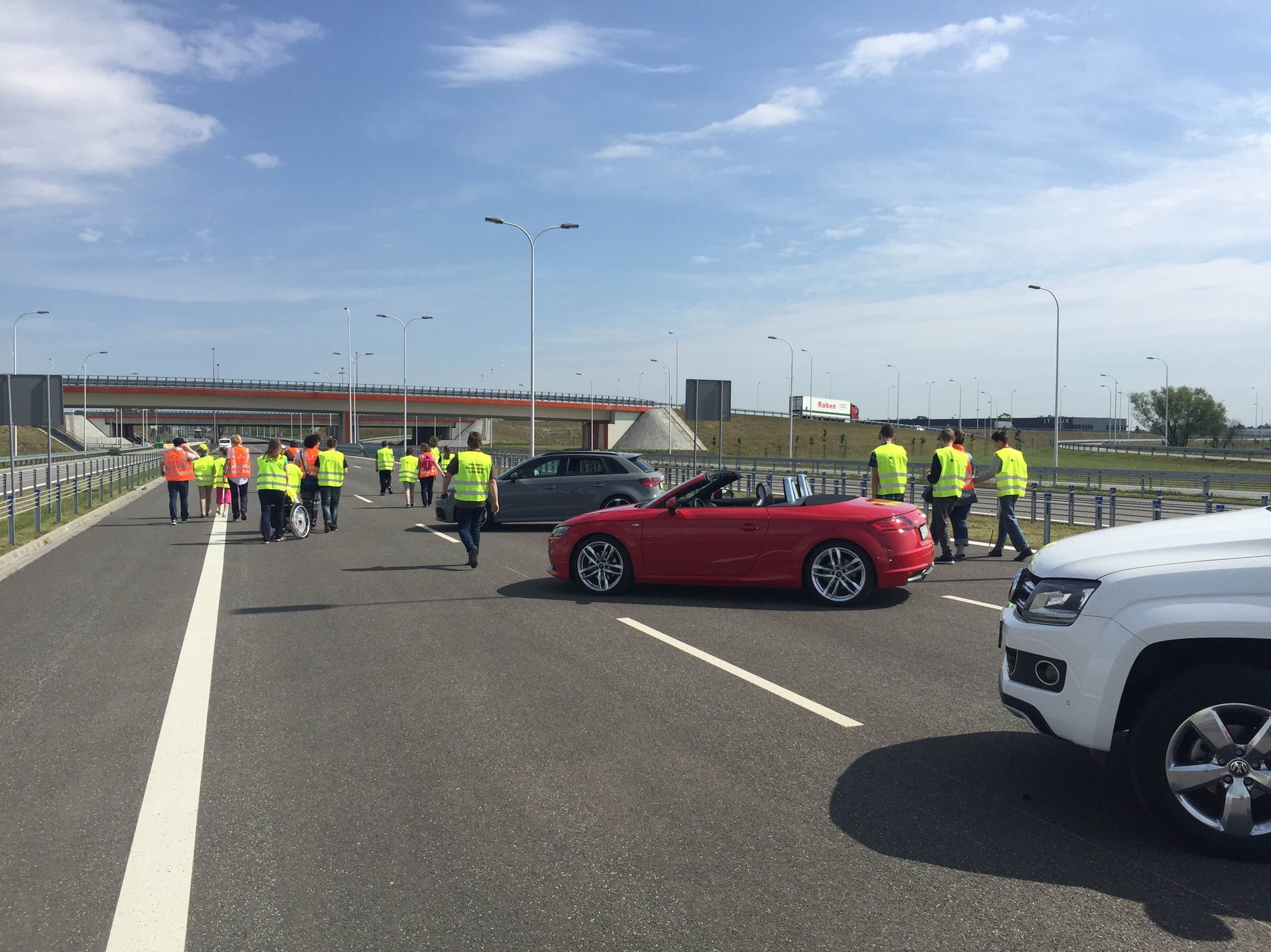 Niewidome dzieci poznają autostradę