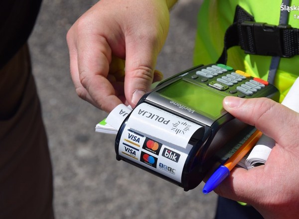 Mandat można zapłacić kartą lub blikiem. Policjanci informują, jak to działa