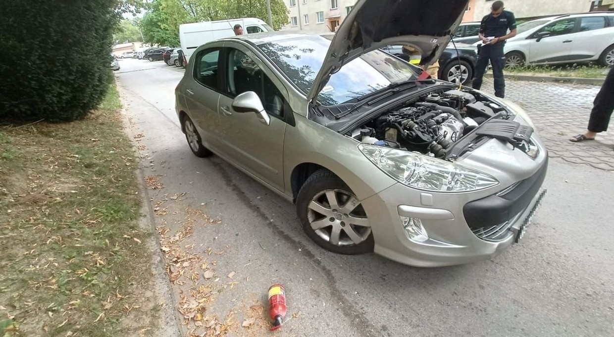 Z auta na parkingu zaczął wydobywać się dym. Szybka reakcja wyręczyła strażaków