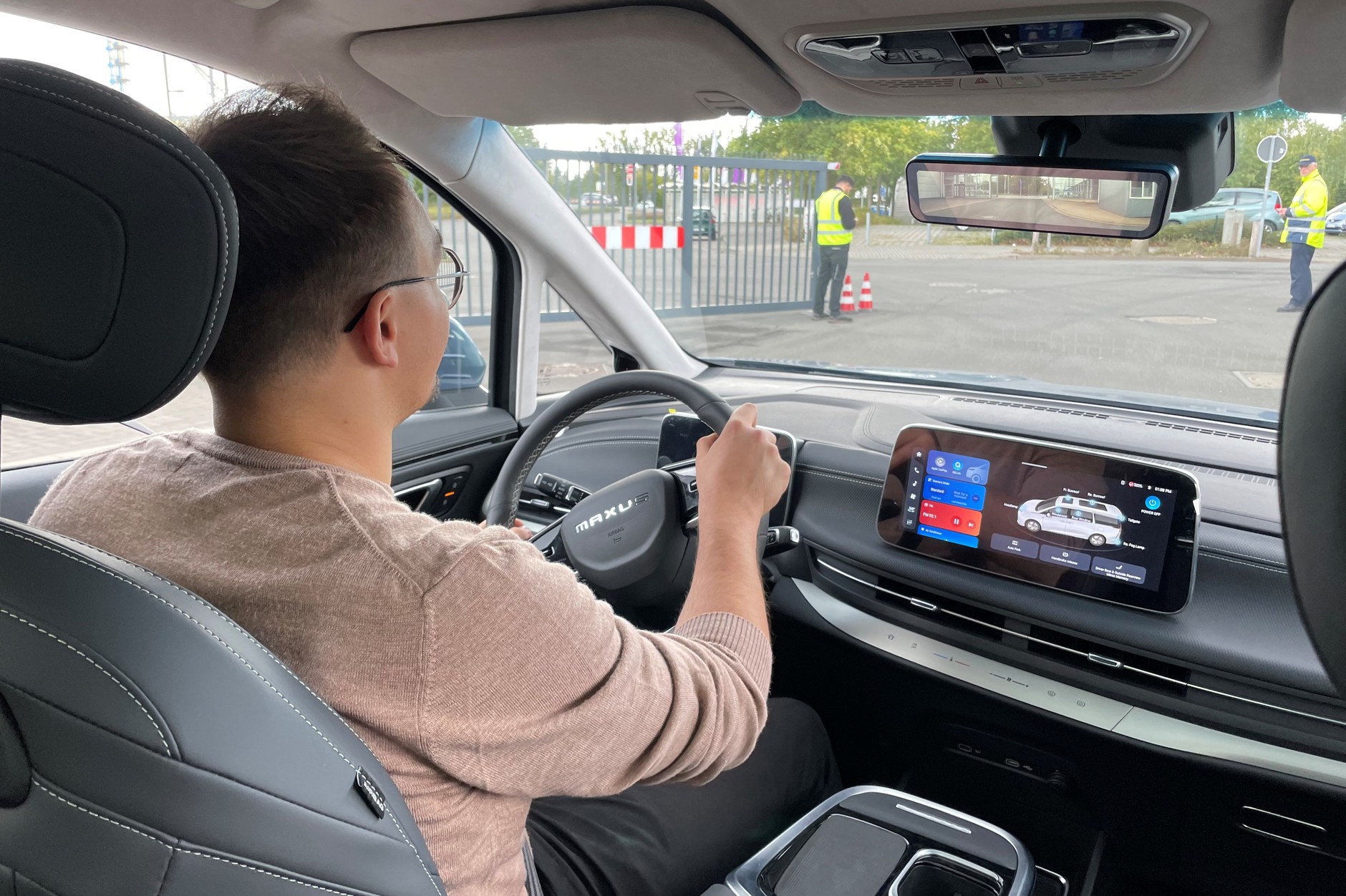 Dwa niewielkie ekrany, ale deska schludna. Tu nie "wieje tandetą"