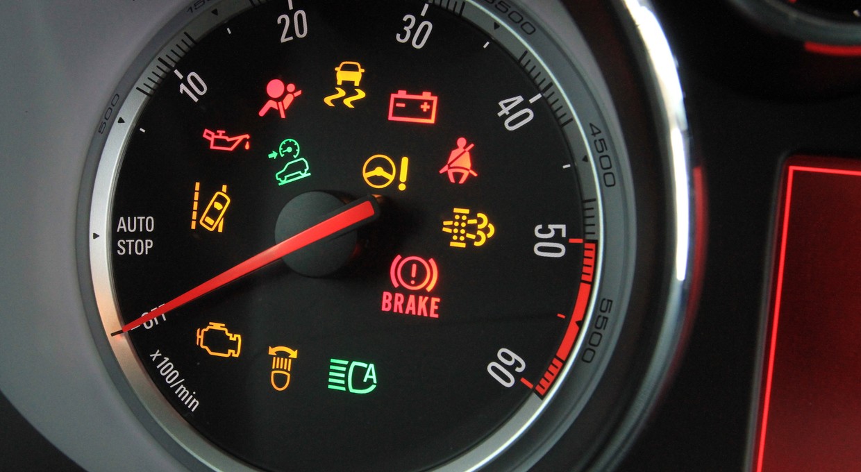 Czy wiesz, co oznaczają popularne skróty używane w motoryzacji?