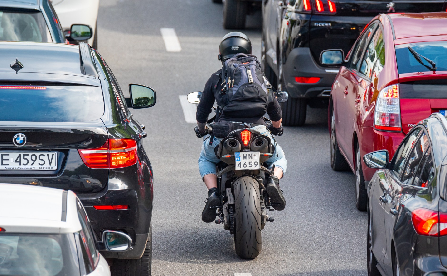 Kierowcy nie są fanami przeciskających się motocyklistów, ale to ich największa zaleta. Więc nawet dla dobra naszego auta, lepiej zrobić miejsce