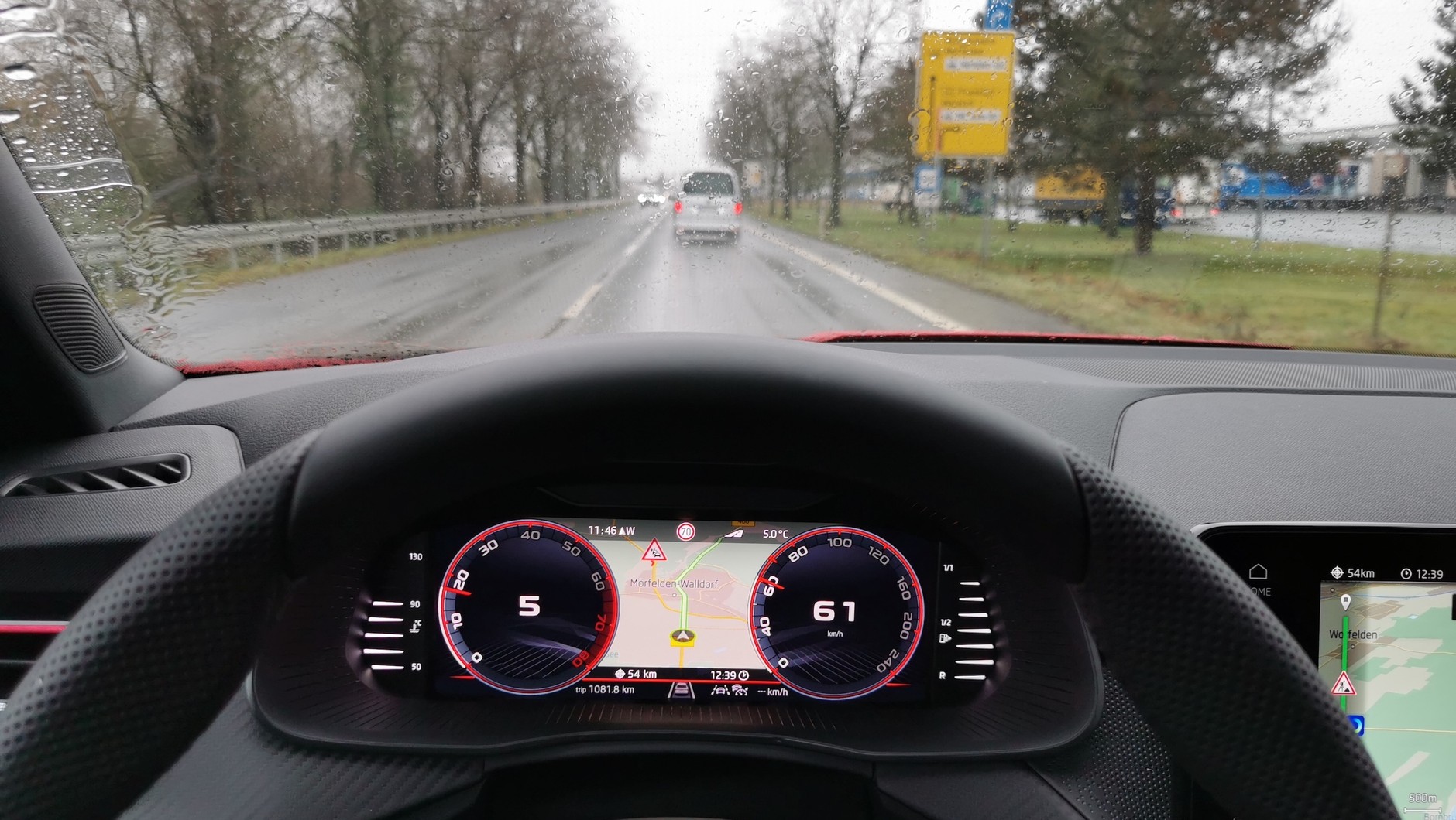 Skoda Kamiq Monte Carlo 2024: opcjonalny wirtualny kokpit jest bardzo ładnie zaprojektowany – jest dużo bardziej atrakcyjny niż podstawowy wyświetlacz 8-calowy