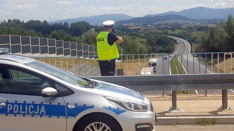 Policjanci mierzą odstęp pomiędzy samochodami za pomocą laserowych mierników prędkości; kto używa tempomatu adaptacyjnego, ten ryzykuje mandatem