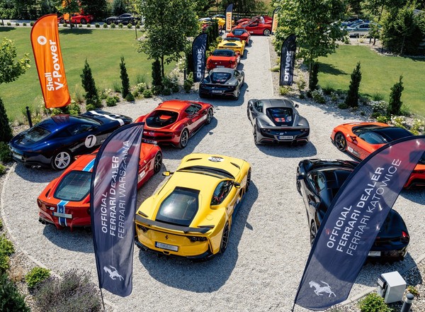 Wyciągną z garaży wyjątkowe auta i mocno je przewietrzą. Prawie 30 Ferrari na trasie