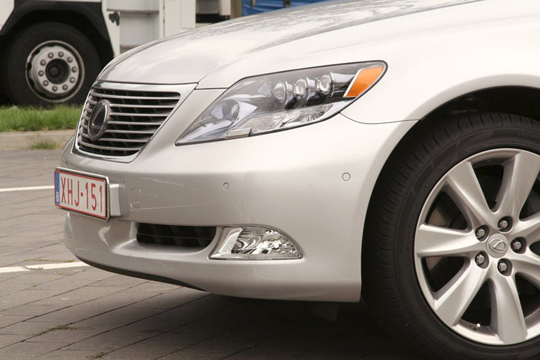 Lexus: hybrydowe wersje modeli GS i LS z większym bagażnikiem